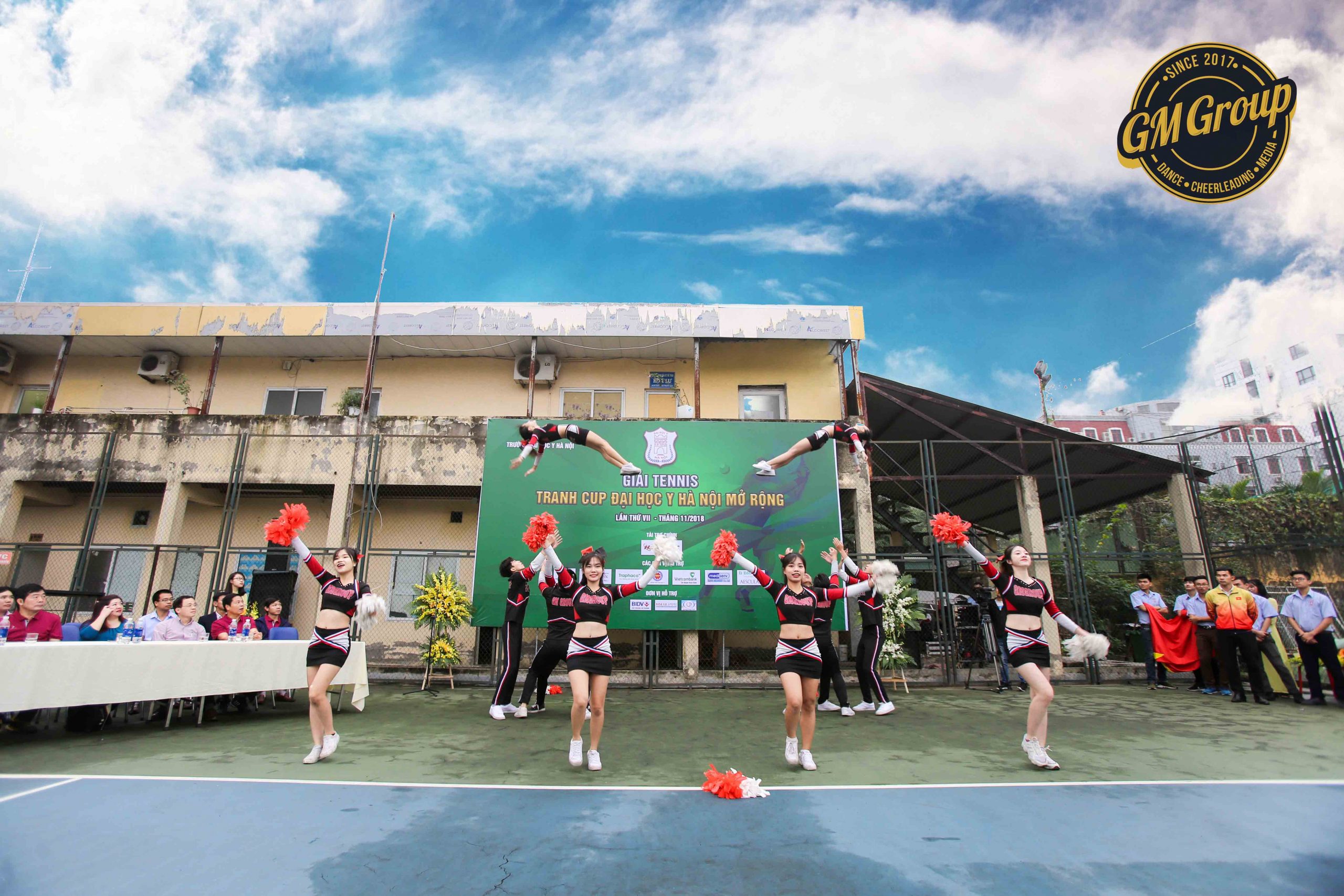 Nhảy cổ động giải Tennis Đại học Y