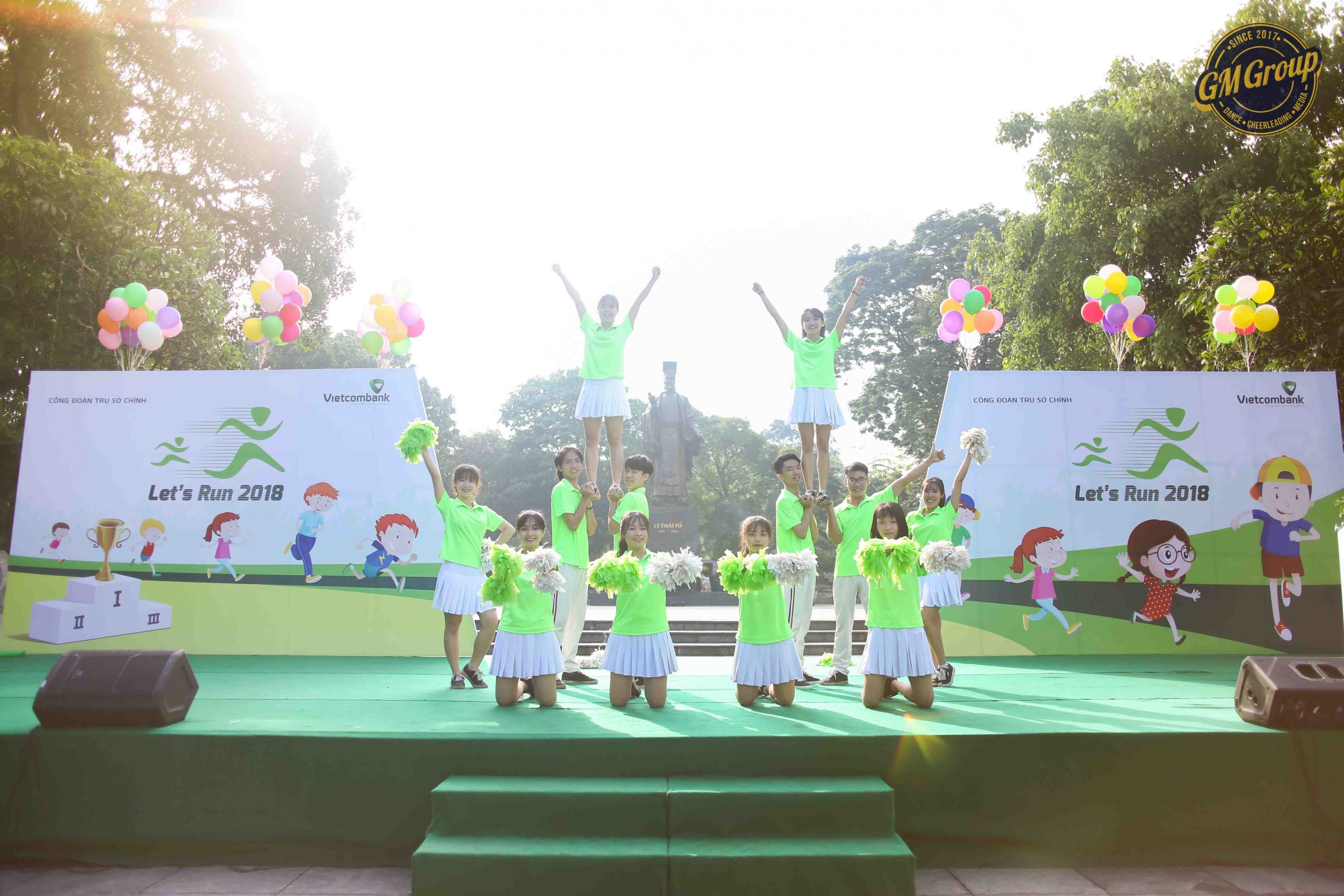 Nhảy cổ động giải chạy Vietcombank